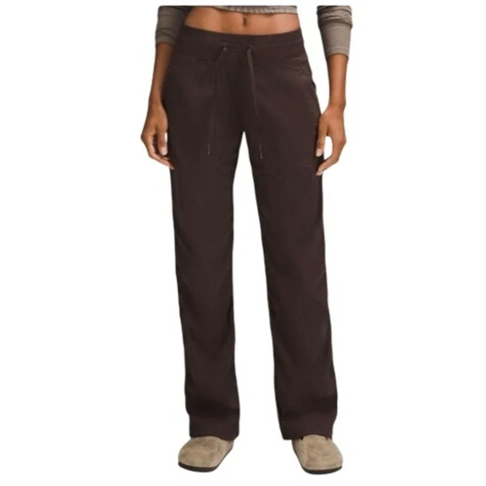 Lululemon Womens 6 Espresso Dance Studio Mid-Rise Pant Short
